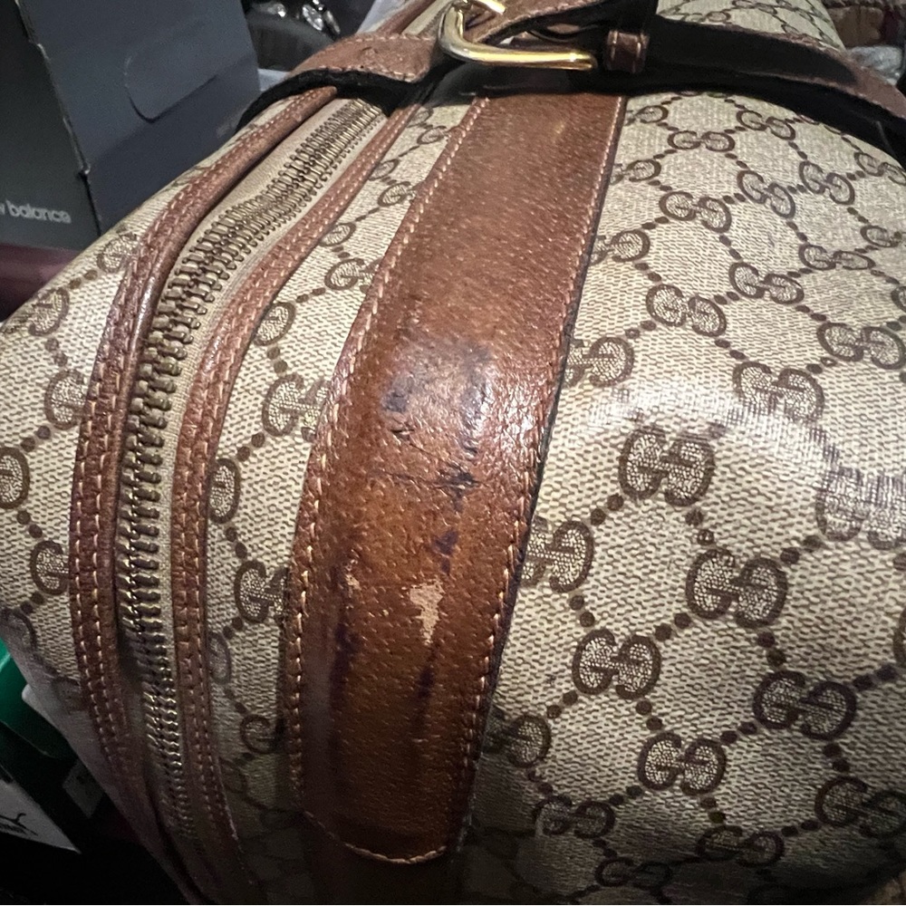 Gucci large suitcase beautiful, durable. Some wear around the corners